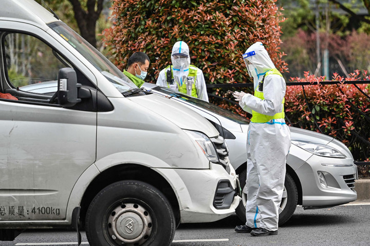 Shanghai kini memang menjadi pusat penularan covid-19 di Tiongkok. Rekor 3.500 kasus baru, misalnya, dilaporkan terjadi Seni, 28 Maret 2022.