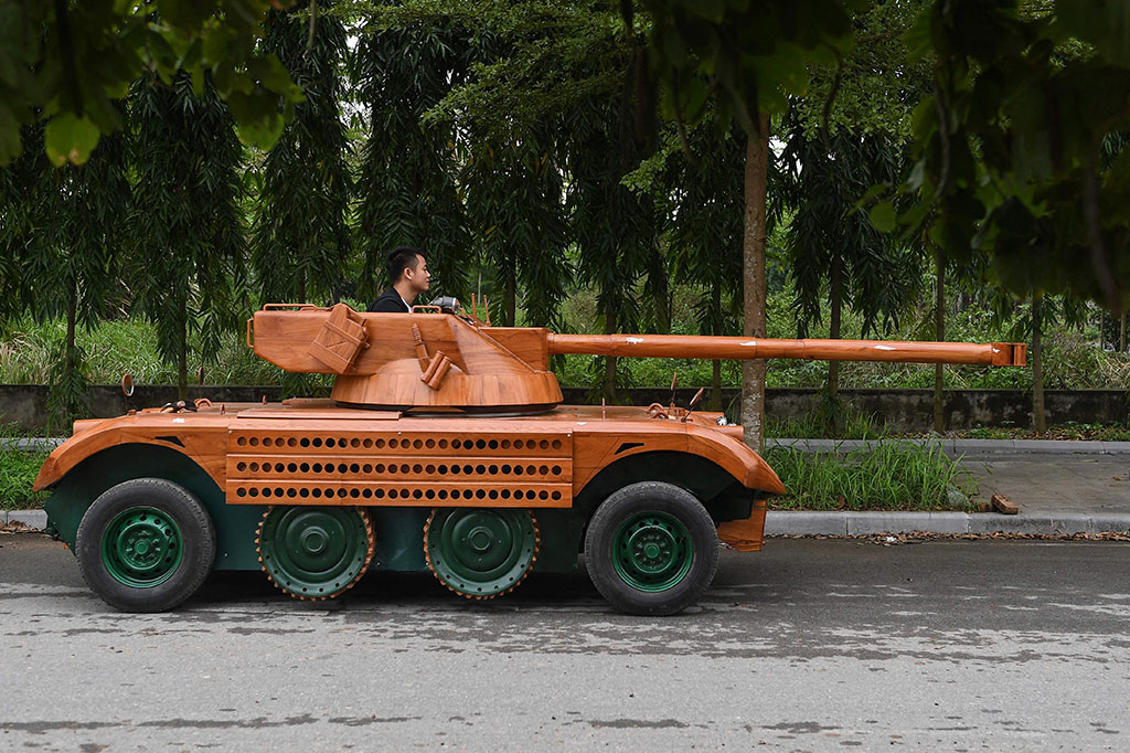 Seorang ayah di Vietnam telah menghabiskan ratusan jam dan menginvestasikan uangnya untuk mengubah sebuah van tua menjadi tank kayu untuk putranya. Ini merupakan hobi yang tidak biasa di negara yang pernah dilanda perang tersebut.