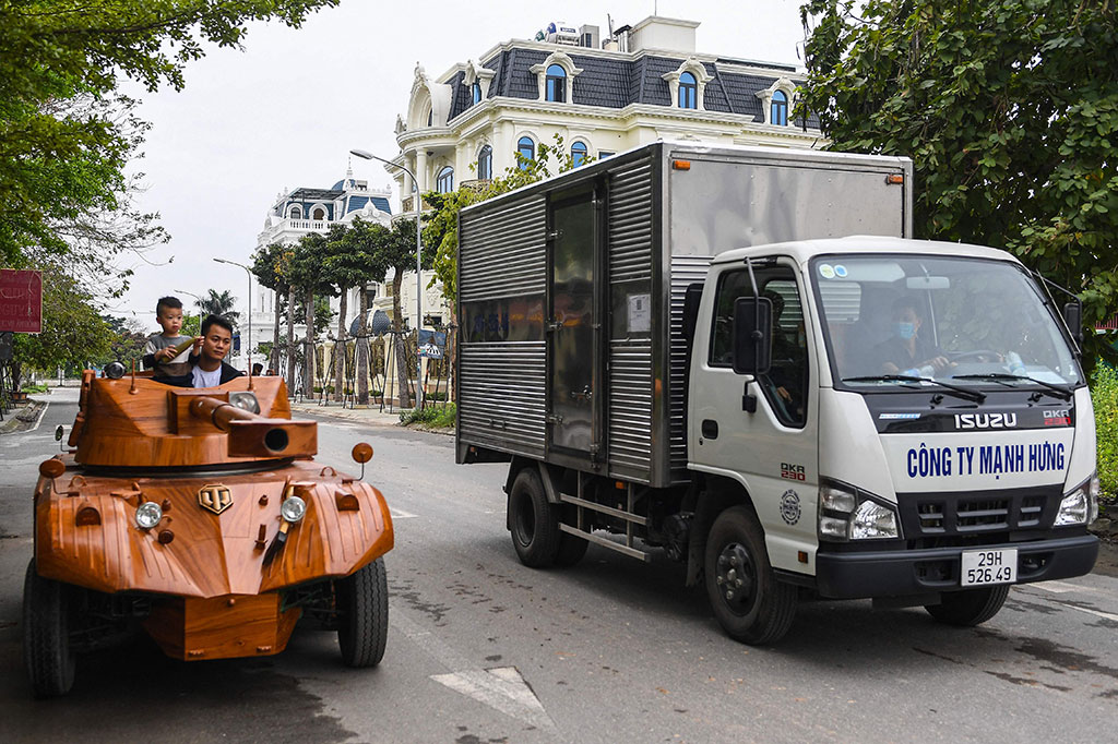 Kendaraan kayu, berdasarkan model EBR105 Prancis dan lengkap dengan meriam replika sepanjang 2,8 meter itu, menghabiskan dana sekitar USD11 ribu (Rp158 juta).