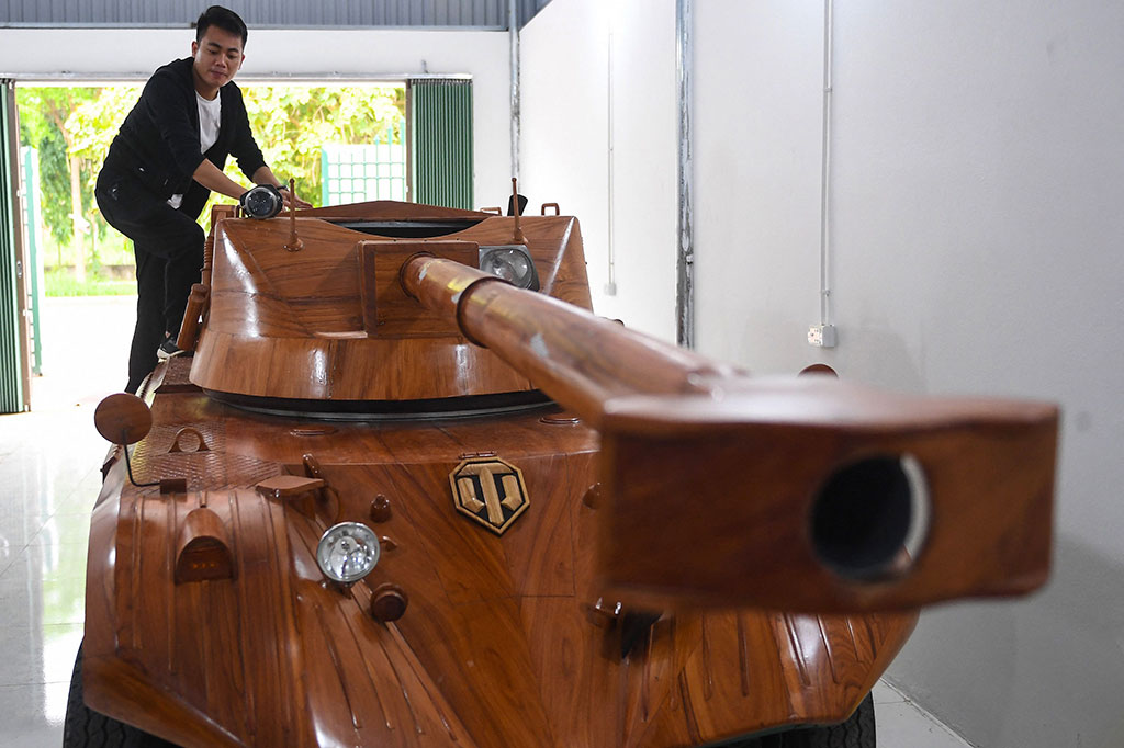 Sementara penutup kayu berornamen tidak menjadi masalah bagi tukang kayu tersebut, memastikan kedelapan roda bergerak secara bersamaan. “Yang paling sulit adalah bagaimana membuat keempat roda bawahan itu berjalan,” ujarnya.
