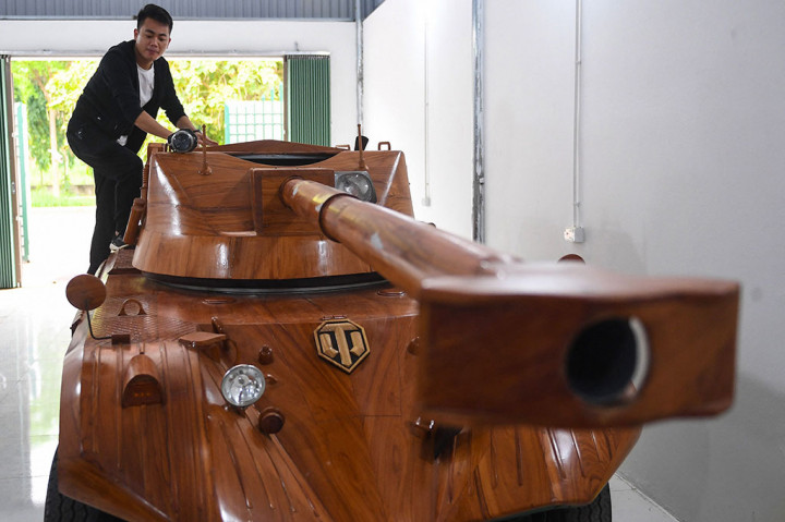 Sementara penutup kayu berornamen tidak menjadi masalah bagi tukang kayu tersebut, memastikan kedelapan roda bergerak secara bersamaan. “Yang paling sulit adalah bagaimana membuat keempat roda bawahan itu berjalan,” ujarnya.