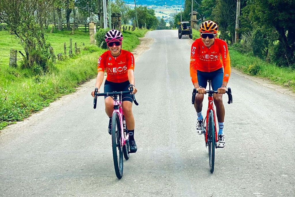 Bernal yang menjuarai Tour de France 2019 dan Giro d'Italia tahun lalu, harus menjalani operasi saraf setelah menabrak bus di Kolombia pada Januari. Dia mengalami patah tulang belakang, tulang paha kanan, hingga menderita trauma di dada dan paru-paru terluka.