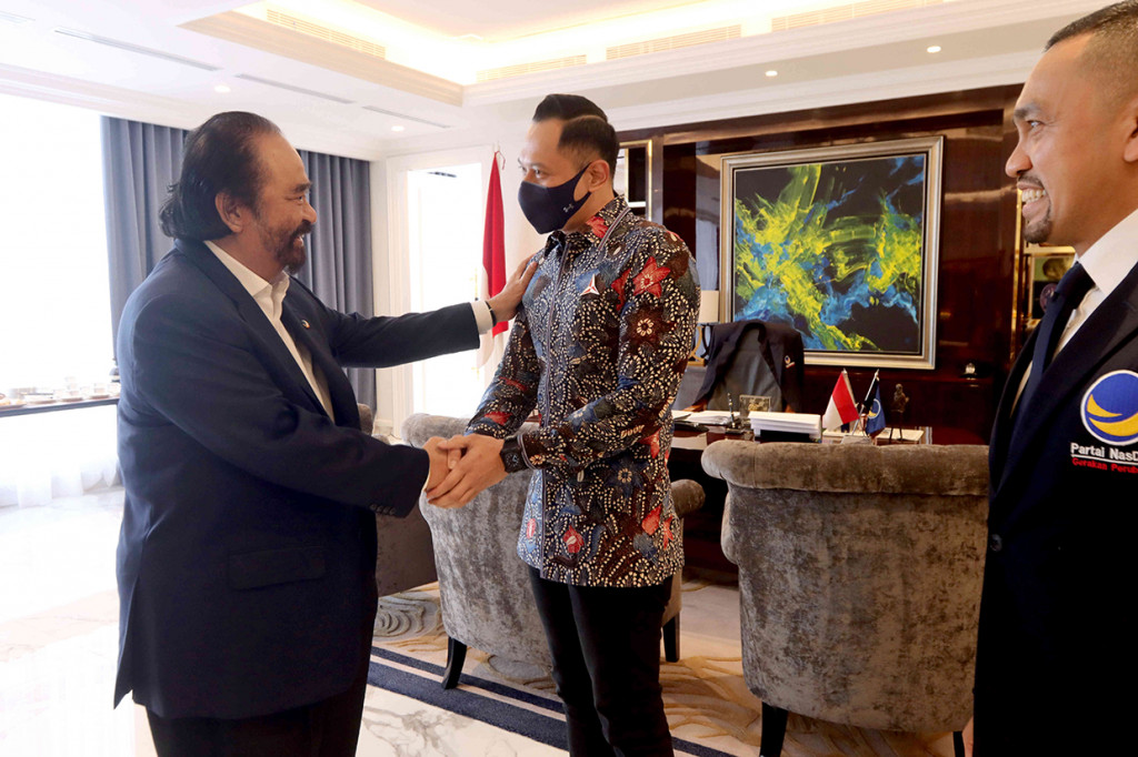 Ketua Umum Partai NasDem Surya Paloh menyambut Ketum Partai Demokrat Agus Harimurti Yudhoyono (AHY), didampingi Bendahara Umum Partai Nasdem Ahmad Sahronidi Kantor DPP NasDem, Jakarta, Selasa, 29 Maret 2022.
