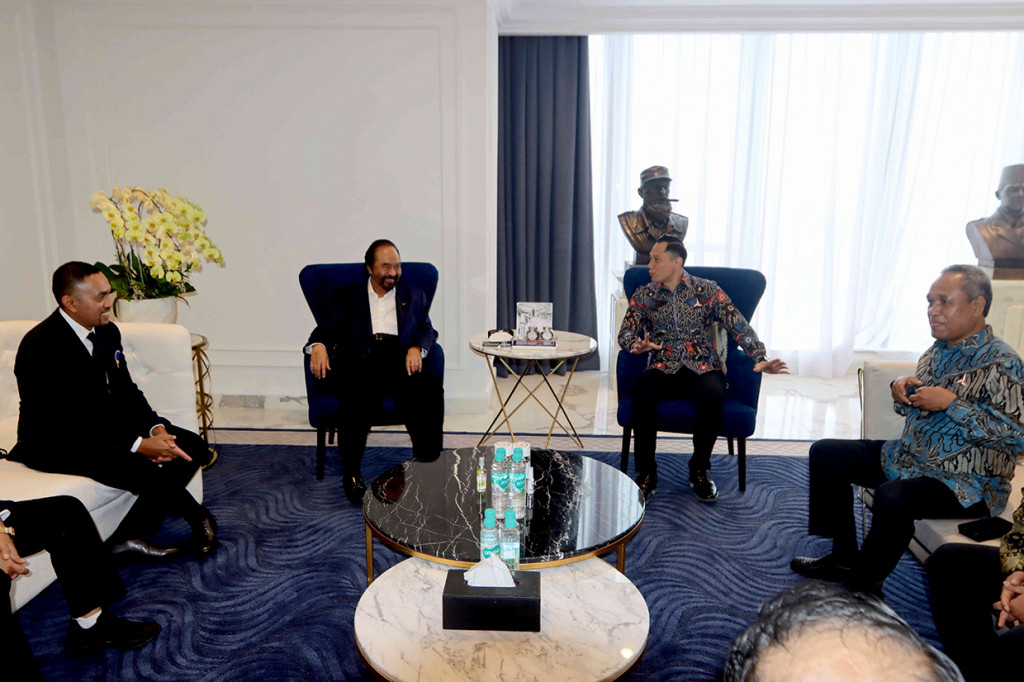 AHY didampingi Wakil Ketua Umum DPP Demokrat Benny Harman, Sekretaris Jenderal Teuki Rifki, serta Kepala Badan Pembinaan Organisasi Kaderisasi dan Keanggotaan (BPOKK) Herman Khaeron.