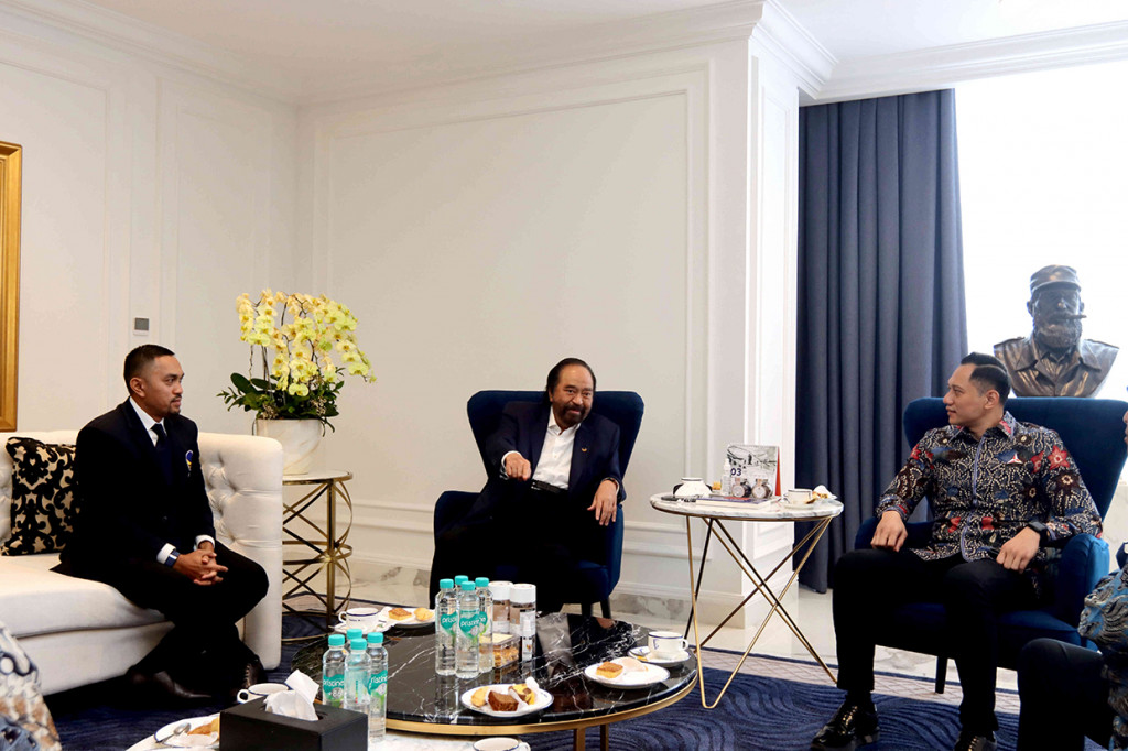 Sementara Surya Paloh didampingi Bendahara Umum (Bendum) Partai Nasdem Ahmad Sahroni dan staf khususnya, Damianus Bilo.