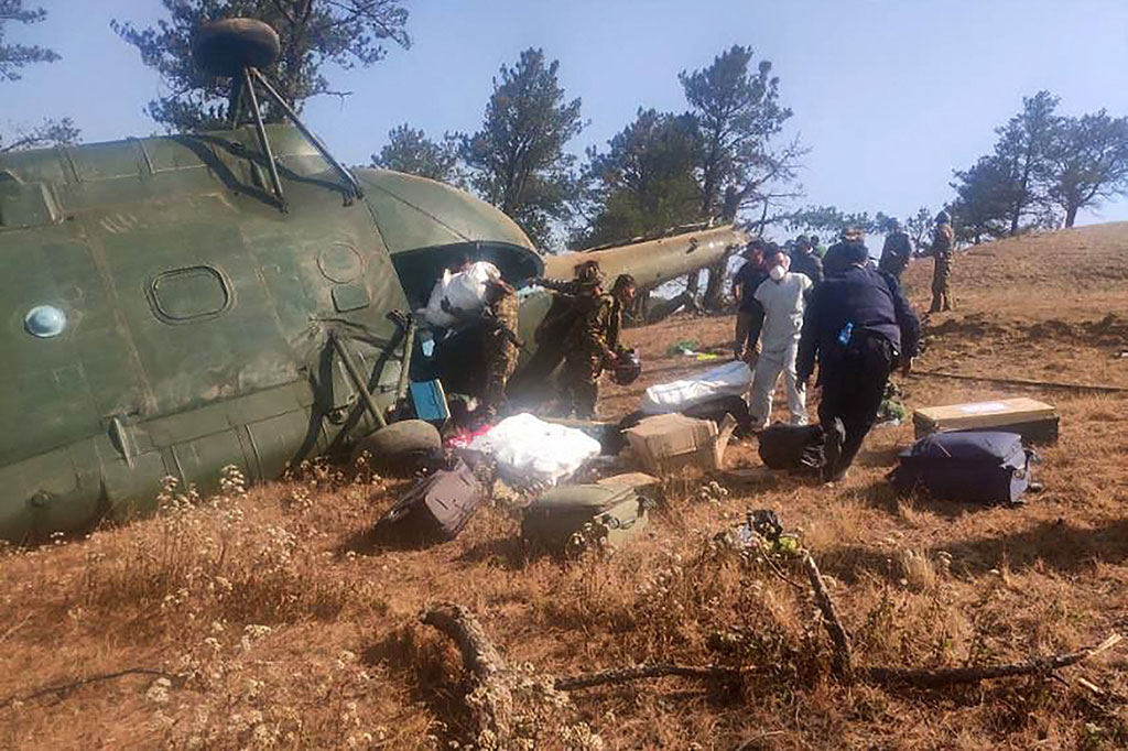 “Helikopter itu jatuh dari ketinggian 40 hingga 50 kaki, menyebabkan ekor helikopter patah, dan ada personel keamanan dan beberapa tenaga pendidikan di dalamnya. Lima di antaranya, dua tentara dan tiga pegawai negeri luka ringan. Mereka sedang mendapat perawatan medis. Kondisi mereka baik,