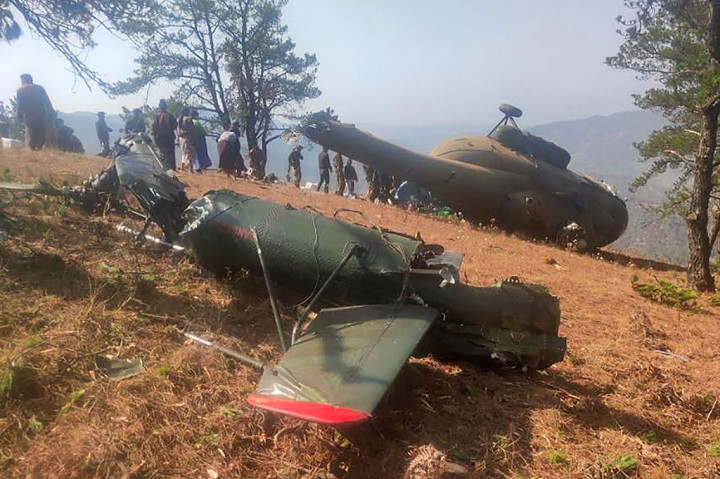Sebuah helikopter militer yang membawa kertas ujian masuk universitas jatuh di dekat bandara Hakha pada Selasa, 29 Maret. Kecelakaan tersebut mengakibatkan lima orang luka-luka.