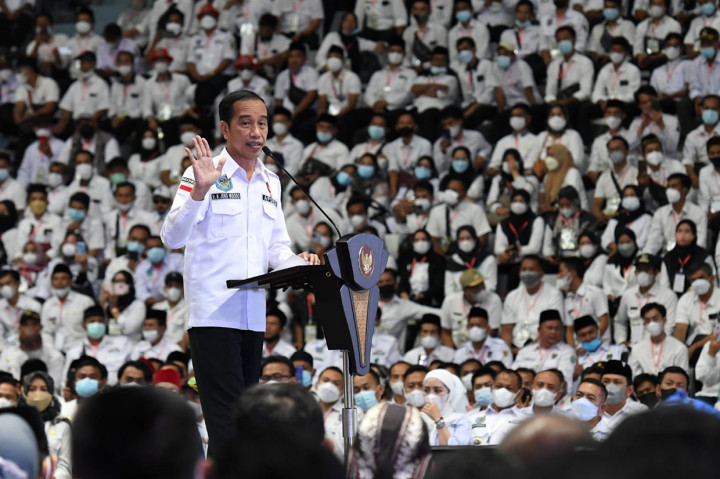 “Varian Omicron 64.000 (kasus) saat tinggi-tingginya, saat itu di pertengahan Februari. Kemarin sore 2.700 (kasus) alhamdulillah, dari 64.700 turun menjadi 2.700 (kasus). Ini juga berkat kerja keras Bapak-Ibu semuanya dalam memberitahu masyarakat, dalam menganjurkan masyarakat untuk vaksinasi, untuk memakai masker, untuk menjaga jarak, untuk cuci tangan,” ujarnya.