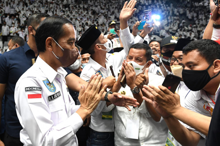 Presiden Joko Widodo membuka Silaturahmi Nasional Asosiasi Pemerintah Desa Seluruh Indonesia (Silatnas APDESI) yang digelar di Istora Senayan, Jakarta, Selasa, 29 Maret 2022.