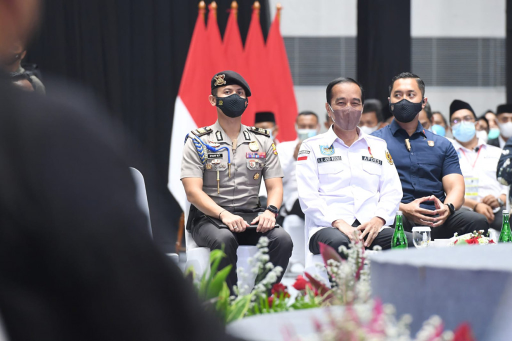 Peran jajaran pemerintah desa, lanjut Jokowi, juga terlihat dalam mempercepat laju vaksinasi kepada masyarakat. Saat ini cakupan vaksinasi di tanah air telah mencapai 374 juta dosis.
