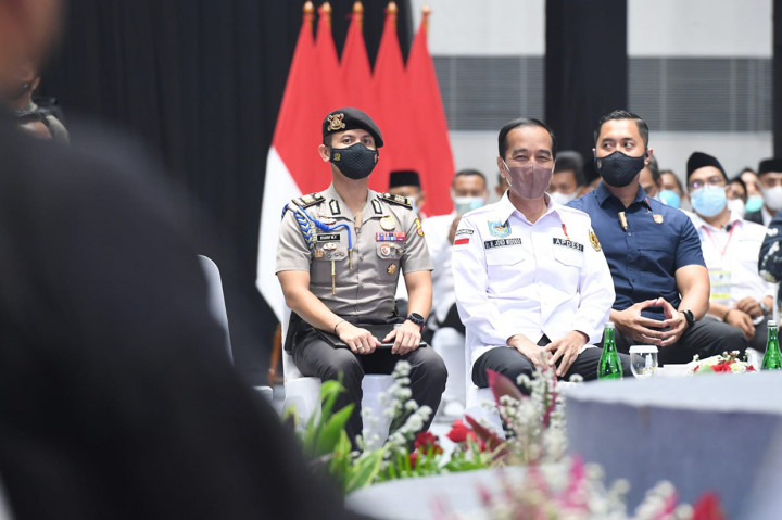 Peran jajaran pemerintah desa, lanjut Jokowi, juga terlihat dalam mempercepat laju vaksinasi kepada masyarakat. Saat ini cakupan vaksinasi di tanah air telah mencapai 374 juta dosis.