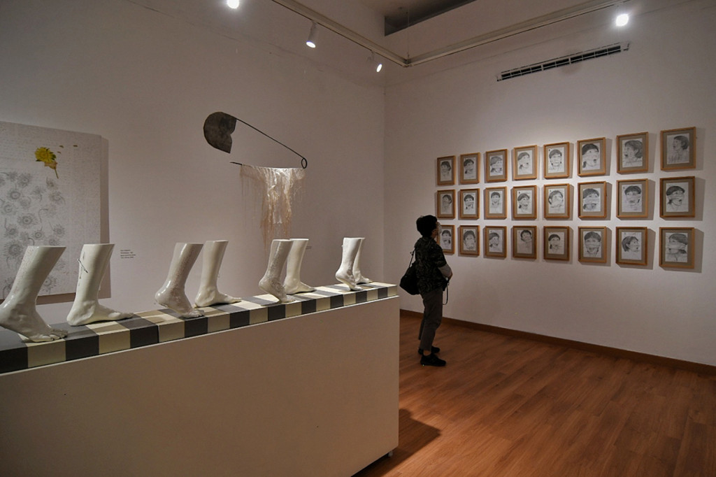 Pameran tersebut menampilkan 32 karya mulai dari seni lukis, seni patung, instalasi, new media, dan performance dari 20 perempuan perupa profesional yang berusia diatas 50 tahun. 