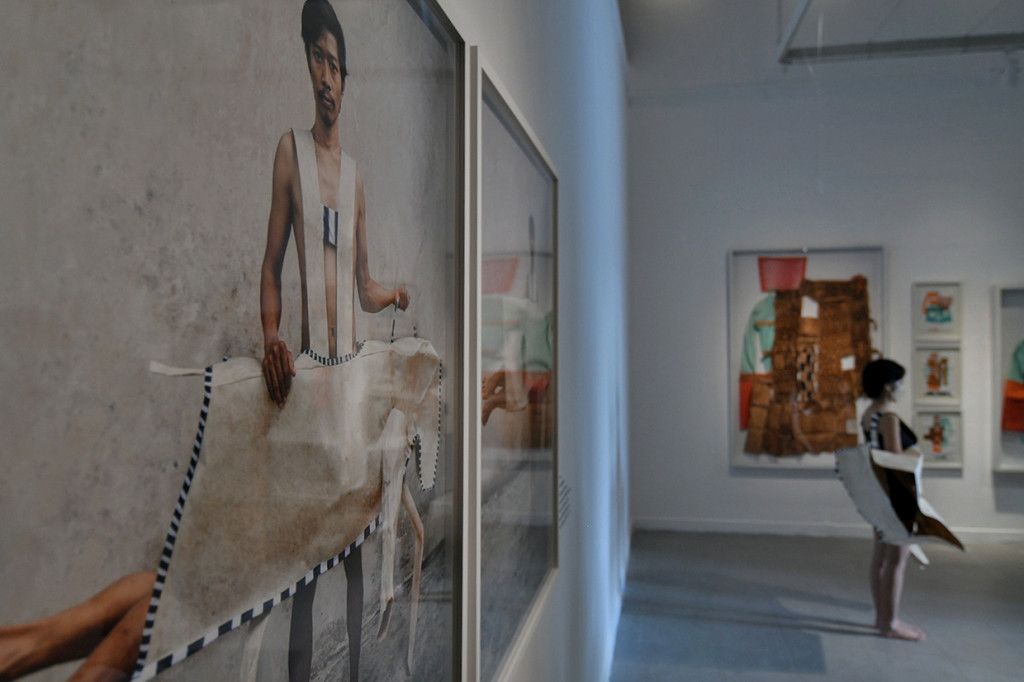 Pengunjung saat melihat karya Pameran Indonesian Women Artists #3: Infusions Into Contemporary Art di Galeri Nasional, Jakarta, Selasa, 29 Maret 2022. 