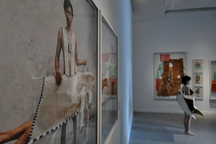 Pengunjung saat melihat karya Pameran Indonesian Women Artists #3: Infusions Into Contemporary Art di Galeri Nasional, Jakarta, Selasa, 29 Maret 2022. 