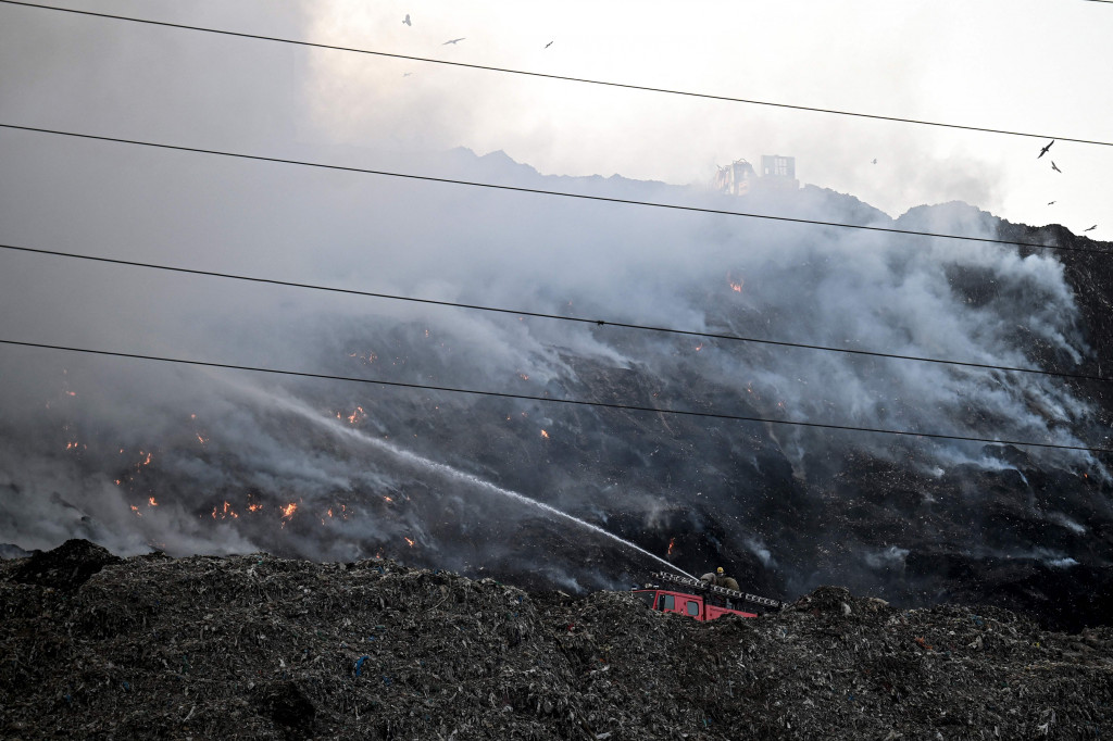 Asap mengepul di TPA Ghazipur yang sebagian terbakar di pinggiran New Delhi, India, 28 Maret 2022.