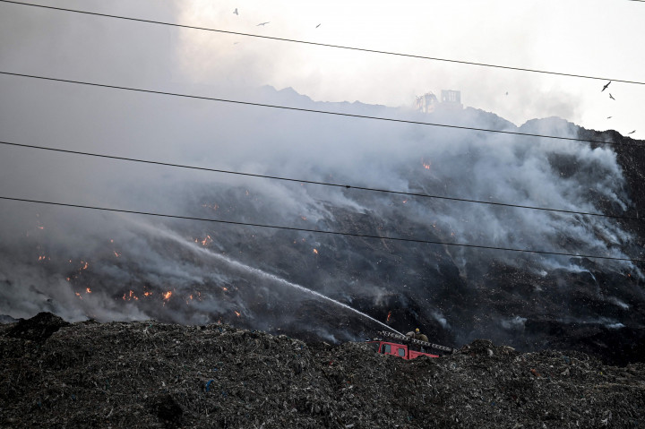 Asap mengepul di TPA Ghazipur yang sebagian terbakar di pinggiran New Delhi, India, 28 Maret 2022.