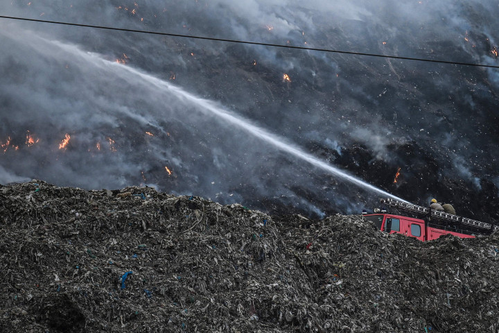 Kebakaran hebat melanda tempat pembuangan sampah Ghazipur di New Delhi, 28 Maret 2022.
