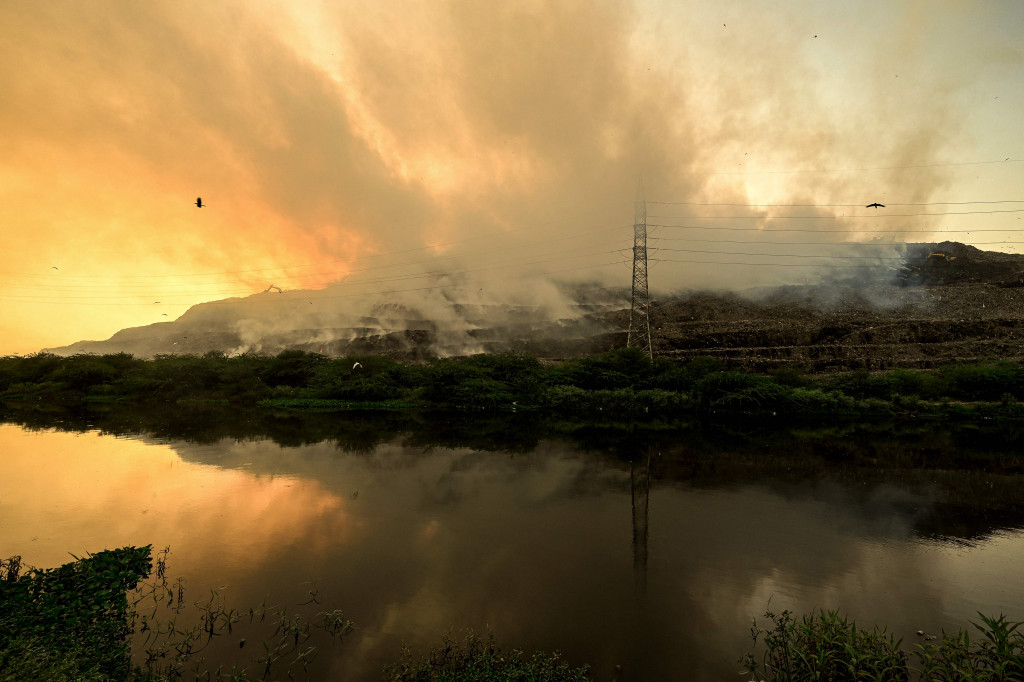 Kebakaran yang terjadi di daerah Ghazipur Delhi timur yang menyebabkan kepulan asap besar menyelimuti wilayah tersebut dan daerah tetangga. 