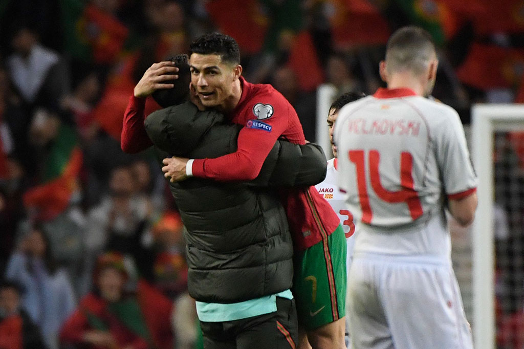 Kapten timnas Portugal Cristiano Ronaldo berselebrasi dengan ofisial tim usai memastikan diri melaju ke Piala Dunia 2022 Qatar, Rabu, 30 Maret 2022 dini hari WIB.