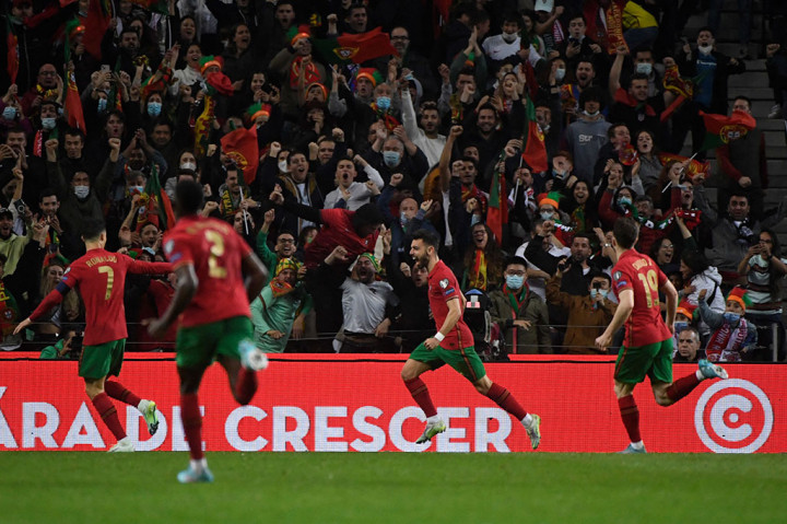 Menguasai jalannya laga, Portugal mampu memecah kebuntuan pada menit ke-32 lewat sepakan keras Bruno Fernandes setelah menerima umpan dari Cristiano Ronaldo, untuk mengubah skor menjadi 1-0.