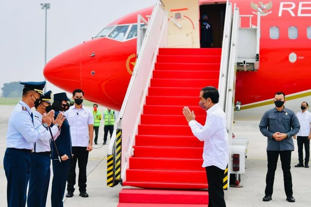 Presiden dan rombongan lepas landas dari Bandara Internasional Soekarno-Hatta, Tangerang, dengan menggunakan Pesawat Kepresidenan Indonesia-1 sekitar pukul 08.15 WIB.