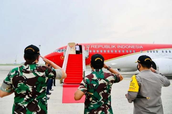 Setibanya di Bandara Internasional Yogyakarta, Kabupaten Kulon Progo, Daerah Istimewa Yogyakarta (DIY), Presiden akan terlebih dahulu meninjau fasilitas bandara tersebut.