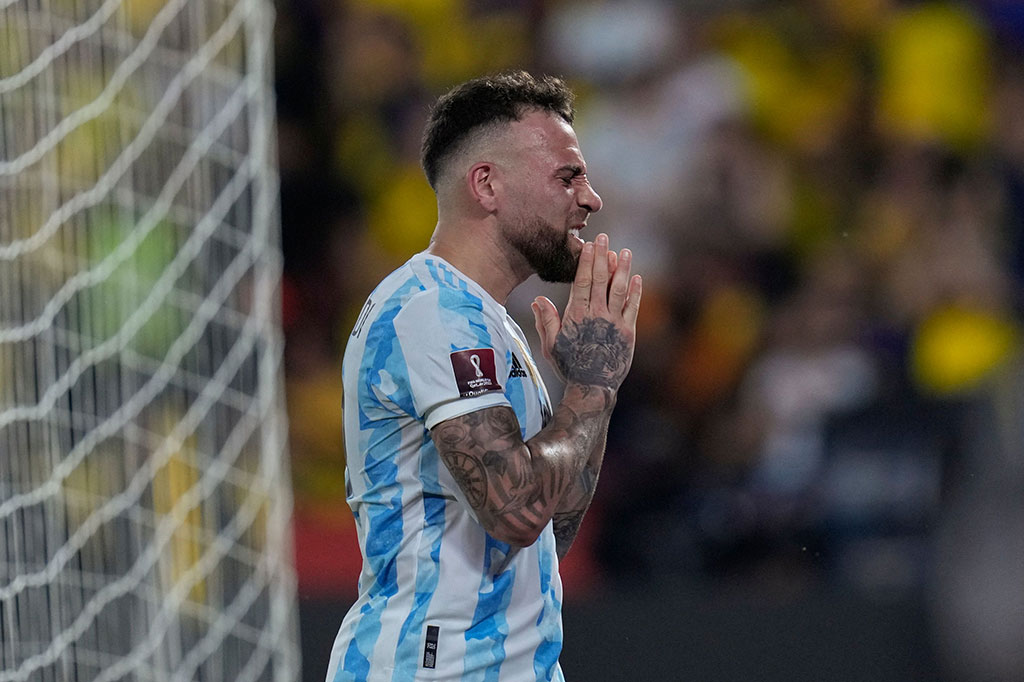 Pada menit ke-41, Argentina berpeluang memperbesar keunggulan. Namun sayang Niolas Otamendi gagal memanfaatkan umpan Rodrigo De Paul untuk menjadi gol. Skor 1-0 bertahan sampai turun minum.