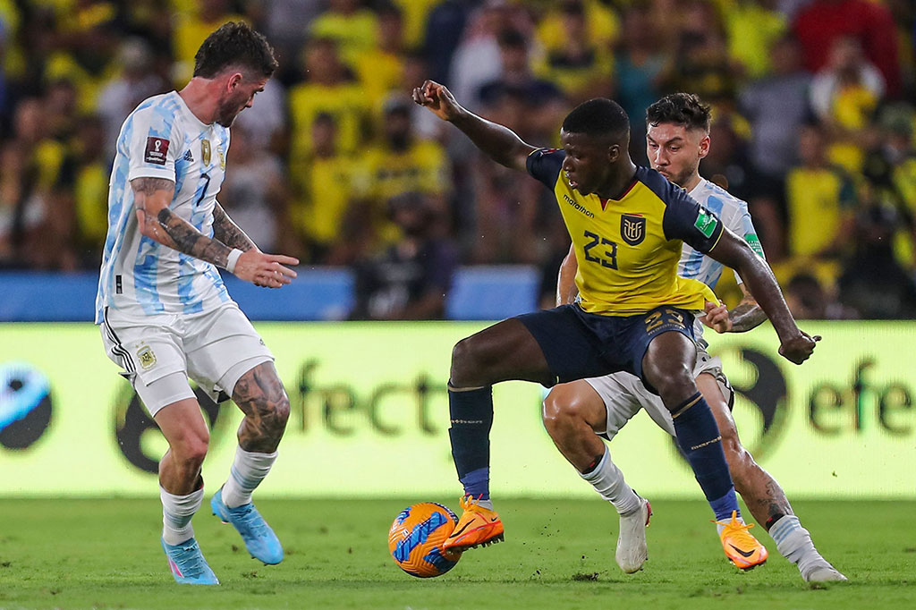 Selepas jeda, Ekuador bermain ngotot dan cepat dalam melancarkan serangan ke pertahanan Argentina. 