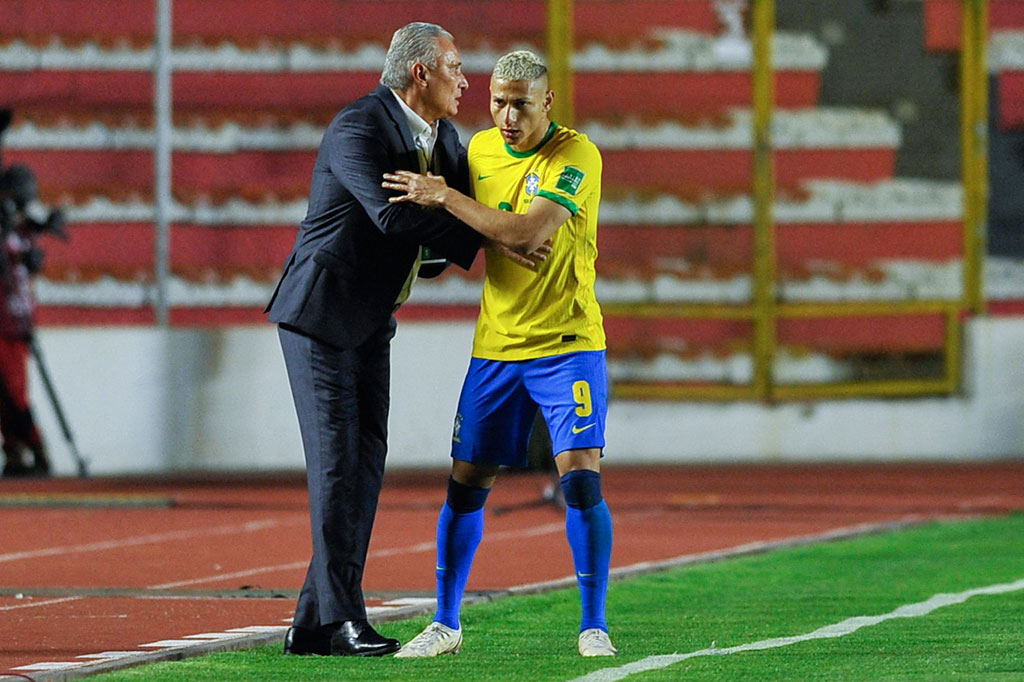 Brazil melengkapi dominasi mereka dengan gol keempat pada masa injury time oleh Richarlison.