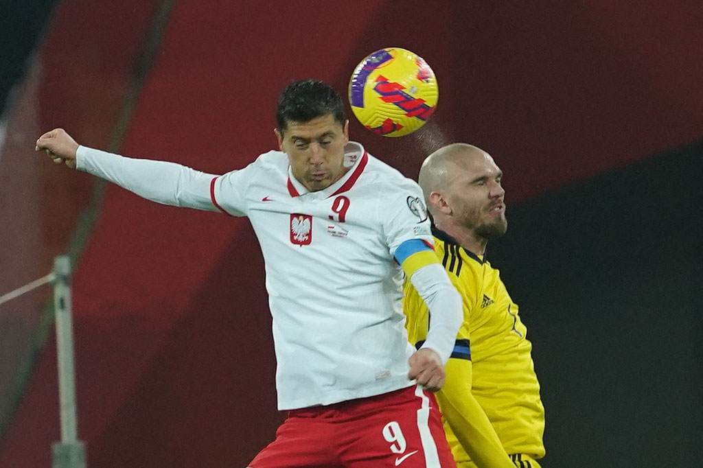 Sepanjang babak pertama, kedua tim bermain terbuka dan saling melepaskan ancaman, namun hingga turun minum skor 0-0 bagi Polandia serta Swedia tetap bertahan.