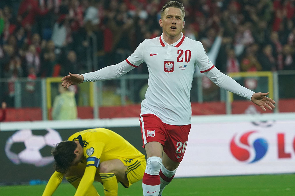 Unggul 1-0, Polandia semakin percaya diri dan mampu menambah keunggulan pada menit ke-72 lewat gol gelandang Napoli Piotr Zielinski setelah memanfaatkan kesalahan lini pertahanan Swedia.