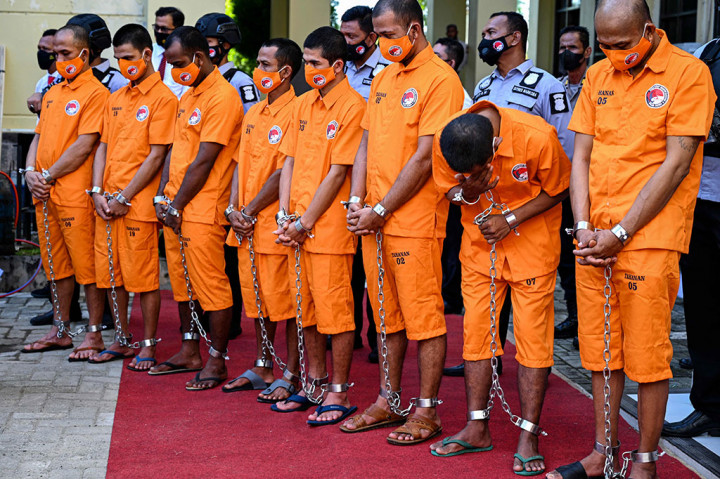 Para tersangka yang dihadirkan pada kegiatan pemusnahan barang bukti narkotika di Banda Aceh, Aceh, Selasa, 29 Maret 2022.