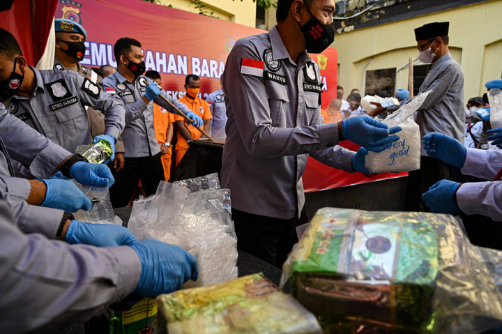 Polda Aceh bersama Kanwil Bea Cukai Kepulauan Riau (Kepri) dan Kanwil Bea Cukai Aceh memusnahkan narkotika jenis sabu 357,9 kilogram, ekstasi 206.638 butir, dan happy five 19.856 butir yang disita dari delapan tersangka jaringan internasional.