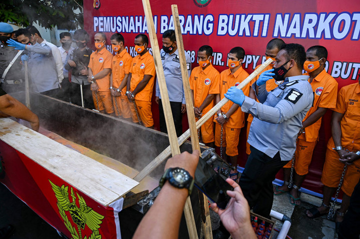Pemusnahan narkoba tersebut dilakukan dengan cara merebus dengan air panas dan selanjutnya dialirkan ke tangki pembuangan, sehingga barang terlarang tersebut tidak bisa digunakan lagi.