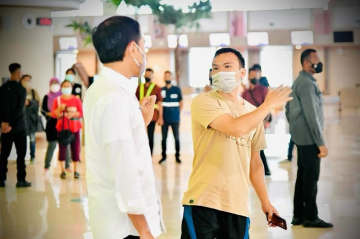 Presiden Joko Widodo menyapa penumpang dan mengecek fasilitas protokol kesehatan (prokes) pencegahan covid-19 di Bandara Internasional Yogyakarta, Kulon Progo, Yogyakarta, Rabu, 30 Maret 2022.