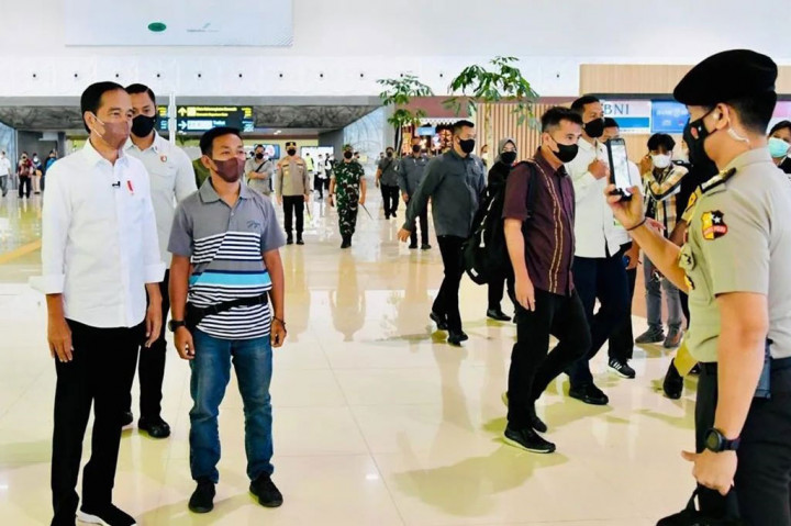 Jokowi keluar dari Pesawat Kepresidenan Indonesia-1 melalui garbarata dan langsung meninjau beberapa fasilitas di Bandara tersebut. Presiden juga memeriksa kedisiplinan calon penumpang dalam menjalankan protokol kesehatan.