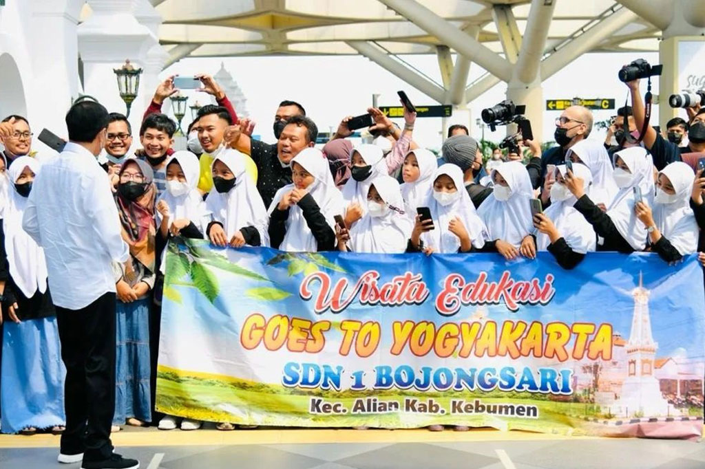 Jokowi juga mengingatkan langsung kepada para penumpang di YIA untuk menerapkan protokol kesehatan dengan ketat. 