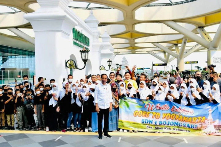 Presiden Jokowi memenuhi permintaan murid-murid SDN 1 Bojongsari, Kebumen untuk berfoto bersama.