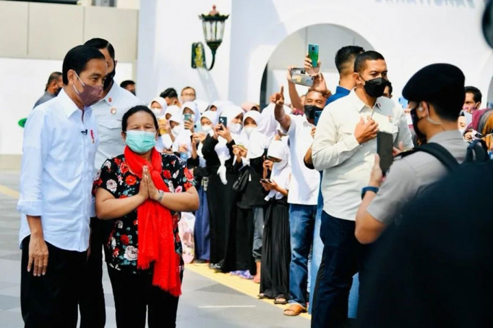 Presiden juga menyempatkan diri menyapa sejumlah penumpang. 