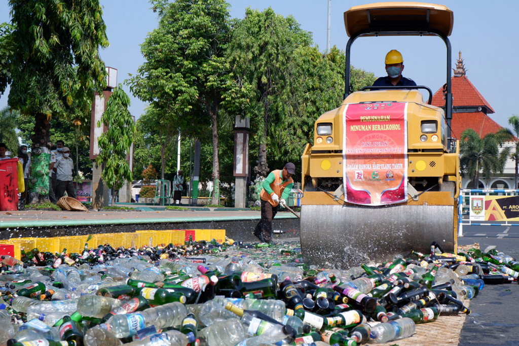 Sedikitnya, ada sekitar 4.003 botol miras berbagai merek dan jenis yang dimusnahkan.