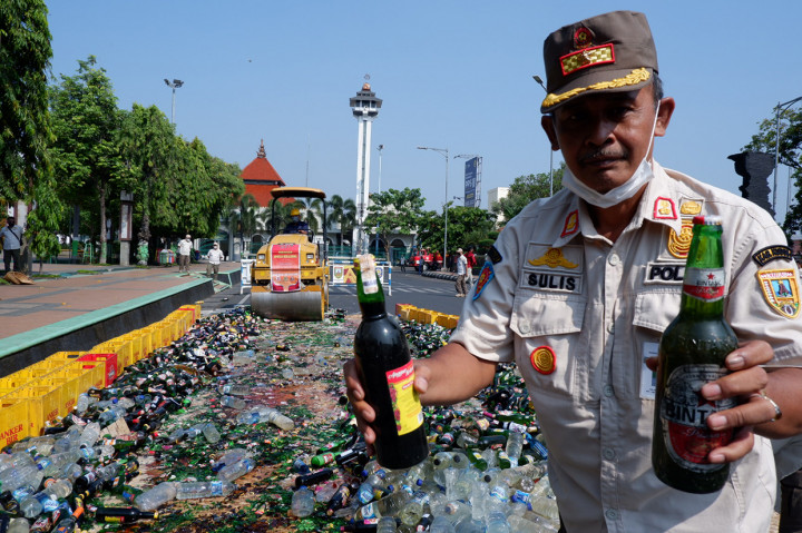 Kepala Satuan Polisi Pamong Praja (Satpol PP) Kudus Kholid Seif menyebut, yang dimusnahkan merupakan sitaan dari hasil operasi Januari 2019 sampai Februari 2022. Operasi tersebut dilakukan di kafe karaoke, warung, toko, ataupun agen penjual miras.