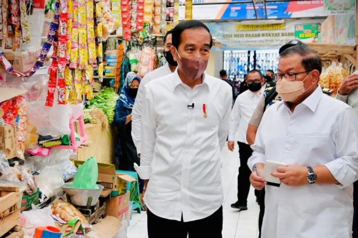 Presiden Joko Widodo (Jokowi) mengecek harga dan ketersediaan bahan kebutuhan pokok masyarakat di sejumlah pasar tradisional menjelang Ramadan.