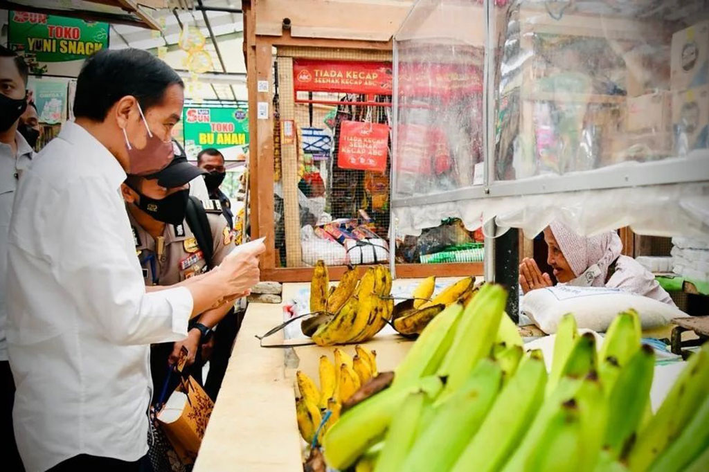 Pada kesempatan tersebut Presiden Jokowi juga membagikan bantuan tunai bagi para pedagang di kedua pasar di Purworejo dan Magelang. Bantuan tersebut diharapkan dapat meringankan beban para pedagang yang terkena dampak pandemi COVID-19.