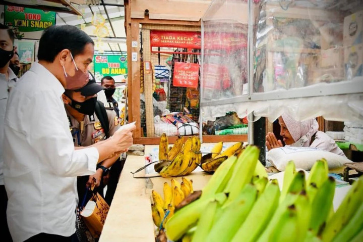 Pada kesempatan tersebut Presiden Jokowi juga membagikan bantuan tunai bagi para pedagang di kedua pasar di Purworejo dan Magelang. Bantuan tersebut diharapkan dapat meringankan beban para pedagang yang terkena dampak pandemi COVID-19.