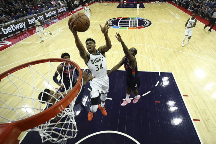 Giannis Antetokounmpo tampil perkasa dengan raihan 40 poin dan 14 rebound saat Milwaukee Bucks mengalahkan Philadelphia 76ers 118-116 dalam lanjutan NBA di Wells Fargo Center, Pennsylvania, Rabu, 30 Maret 2022 WIB.