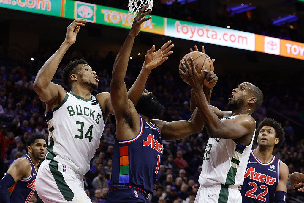 Khris Middleton menambahkan 22 poin, sembilan rebound dan tujuh assist, sementara Jrue Holiday mengemas dwiganda 18 poin dan 10 assist.