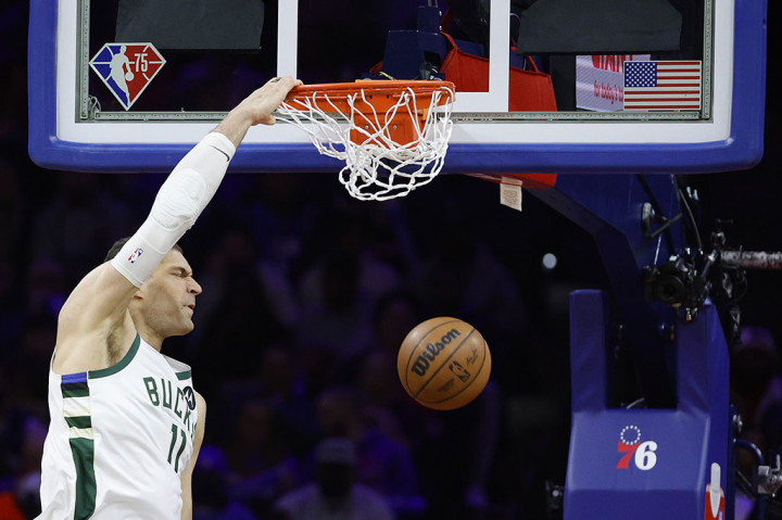 Brook Lopez turut menyumbang 17 poin, sedangkan Grayson Allen mencetak 10 poin dari bangku cadangan bagi Bucks yang mendulang kemenangan pertama dalam tiga gim tandang terakhirnya.