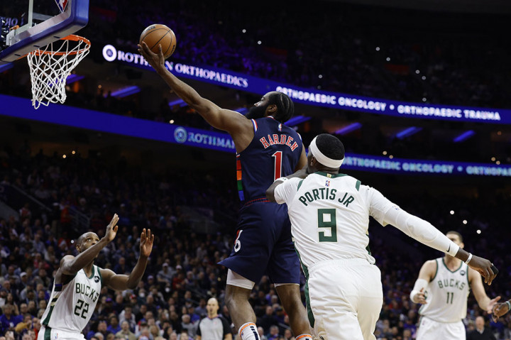 James Harden memborong 32 poin bagi Sixers diikuti Joel Embiid yang membukukan dwiganda 29 poin dan 14 rebound.