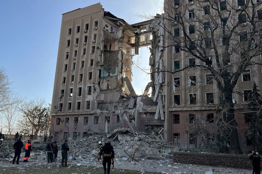 Penampakan gedung pemerintah daerah di Mykolaiv yang bolong diterjang rudal Rusia.