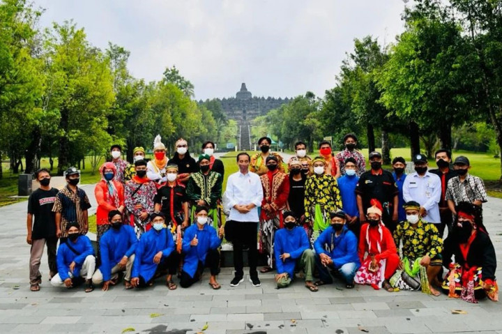 Jokowi pun mempersilakan masyarakat yang ingin berwisata pada momen libur Lebaran tahun ini. Namun, ia tetap mengimbau agar masyarakat tetap disiplin menerapkan protokol kesehatan selama mudik dan berwisata.